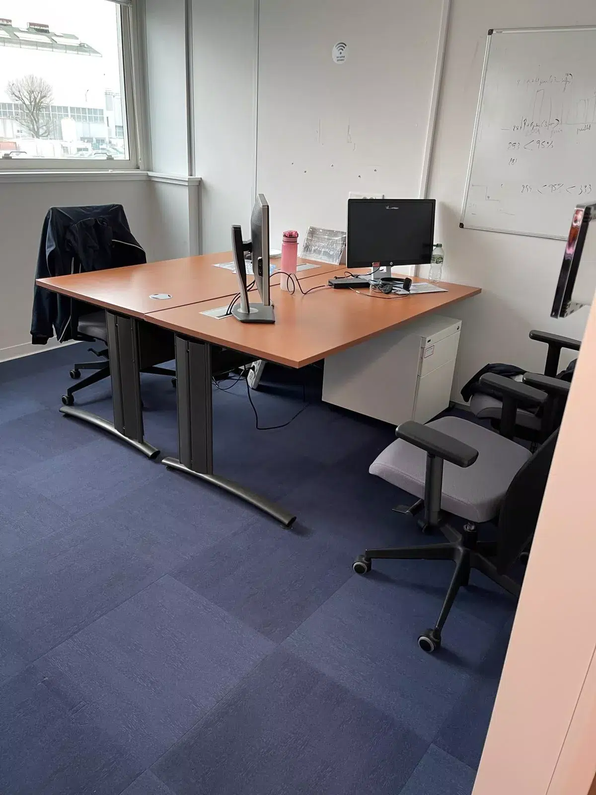 Bureau d'entreprise avant l'intervention de débarras DGE