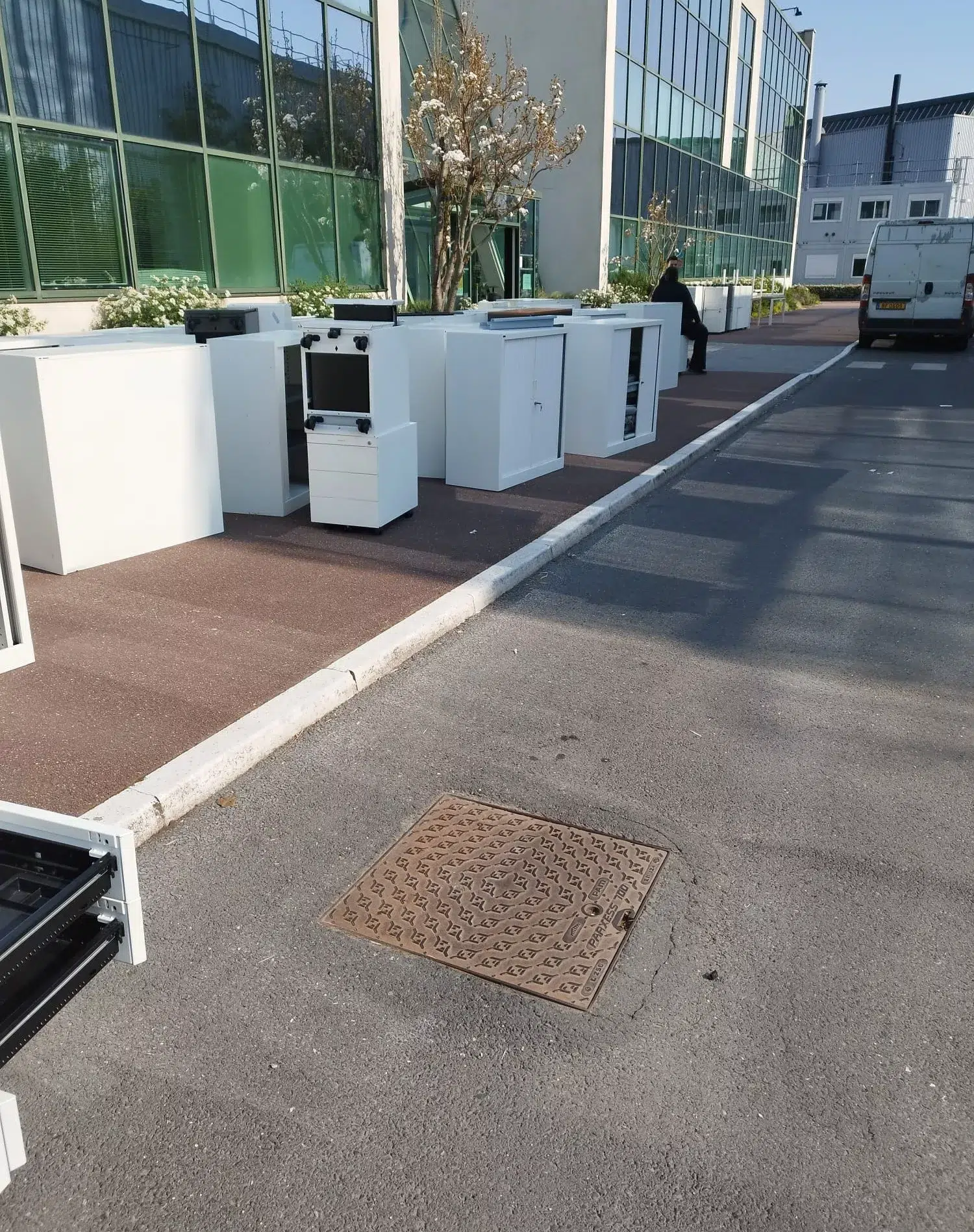 Caissons et armoires alignés avant chargement, débarras d'entreprise