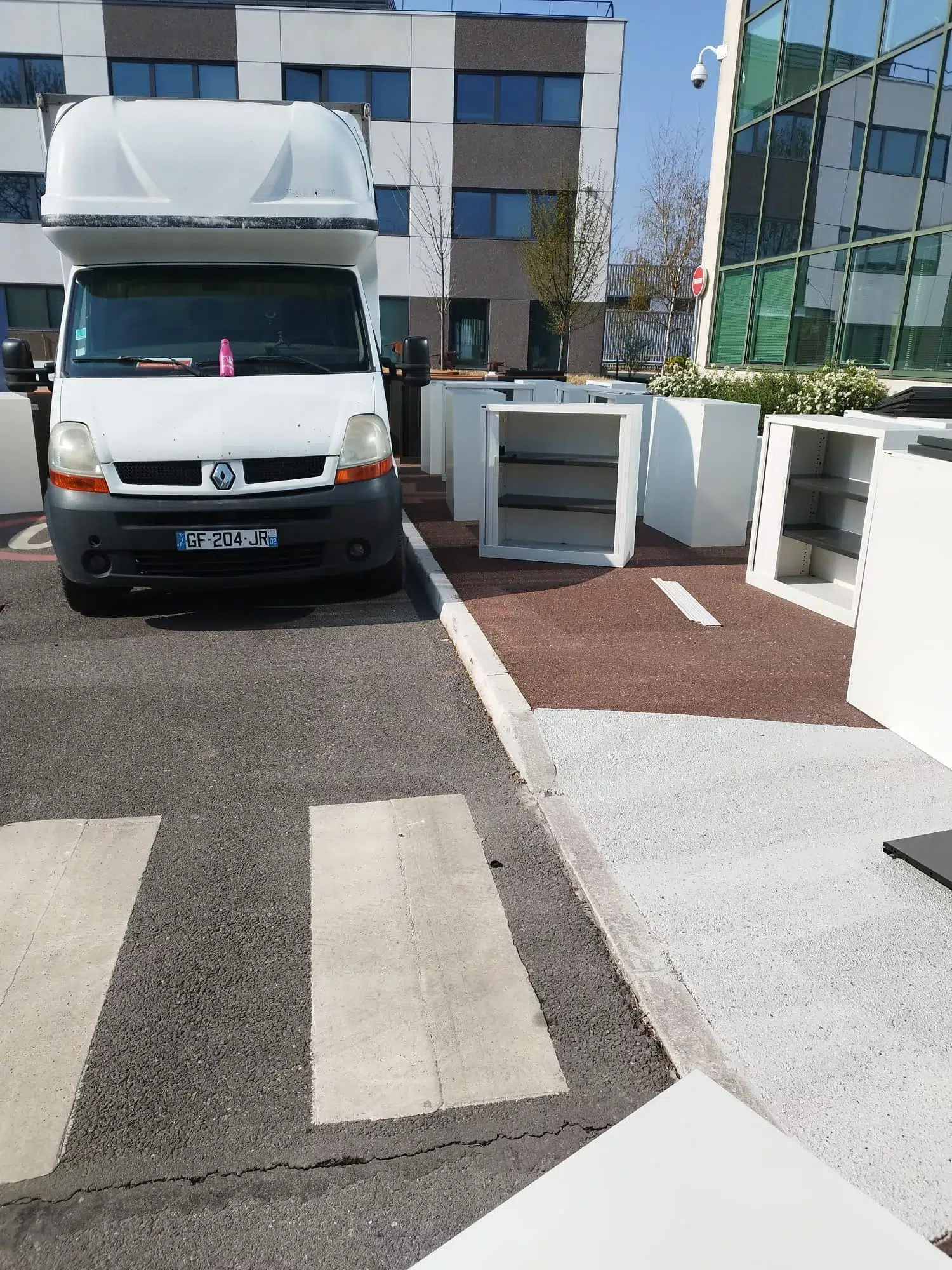 Camion DGE Débarras en chargement sur le site du parc d'activités
