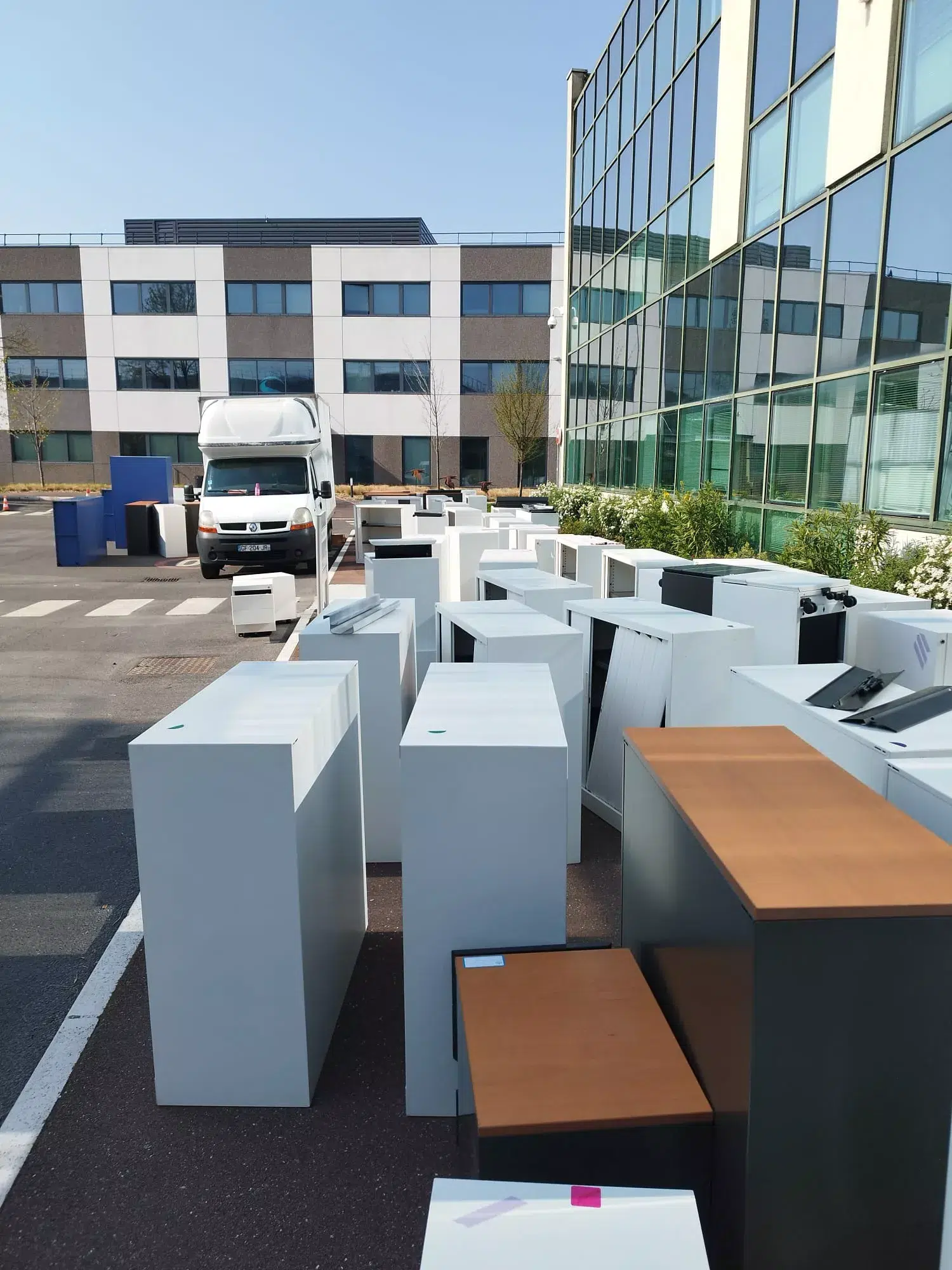 Mobilier de bureau rassemblé dans la cour du parc d'activités