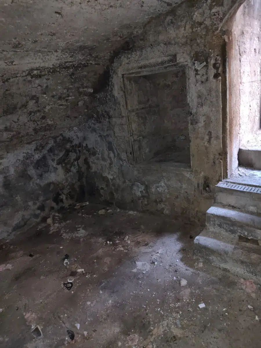 Cave voûtée vidée après l’évacuation des déchets de chantier