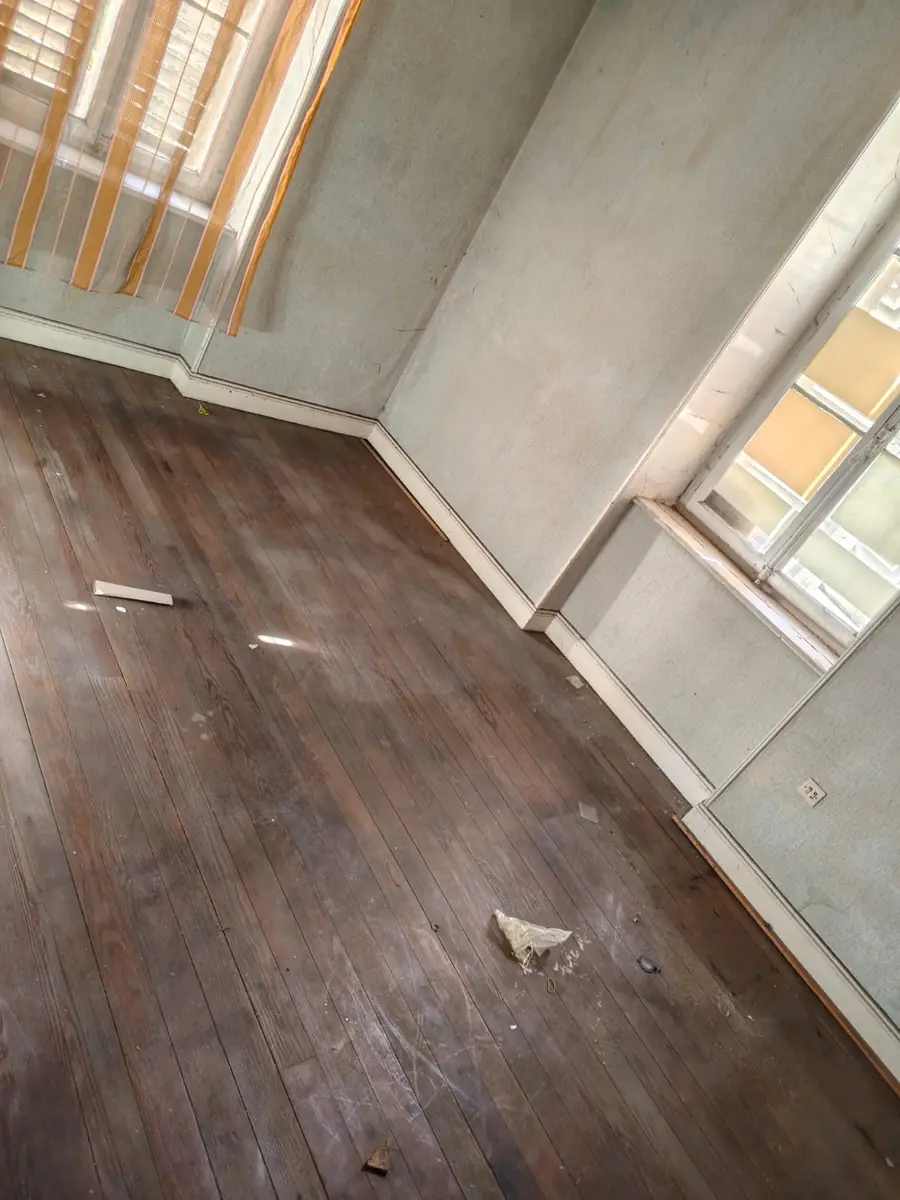Pièce du logement vidée et balayée après le débarras